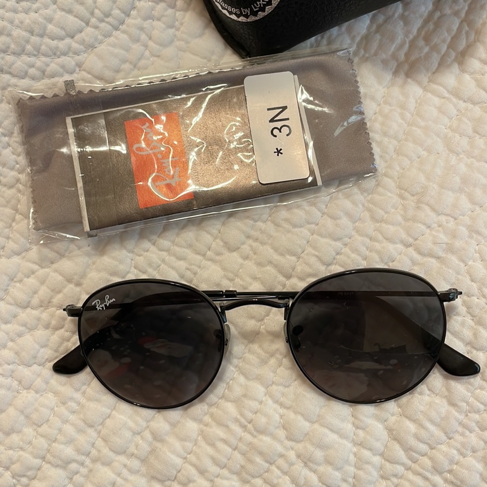 black round lens raybans in perfect condition